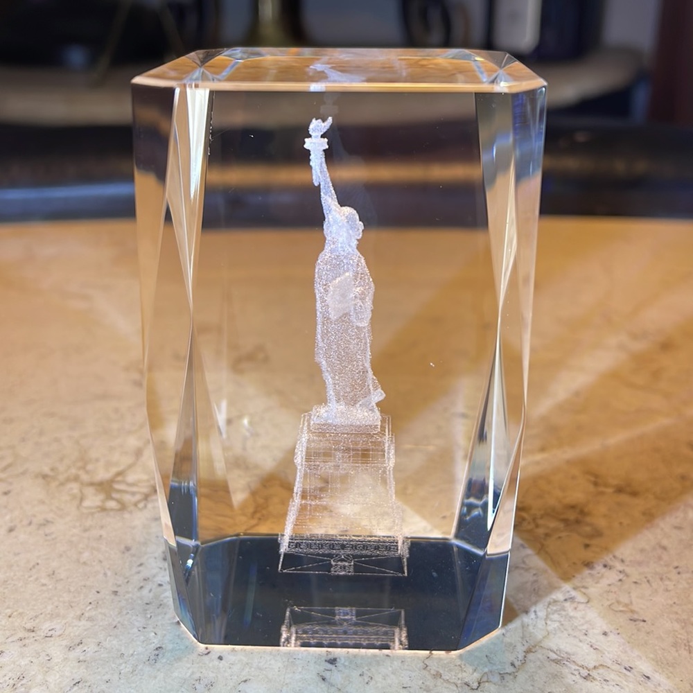 Crystal statue of liberty paperweight - Picture 2 of 11
